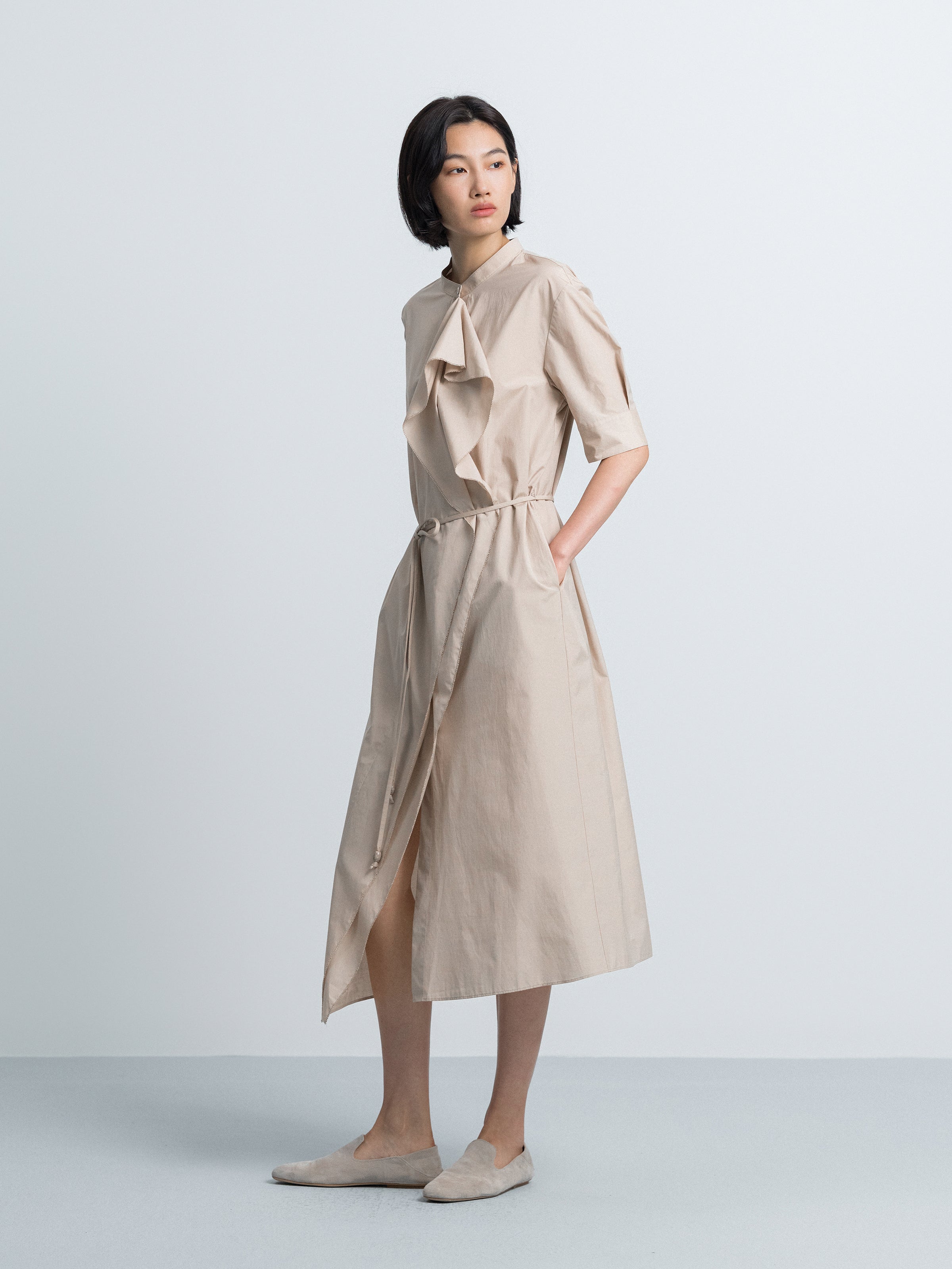 Robe chemise évasée à nouer au col en coton et polyester kaki clair