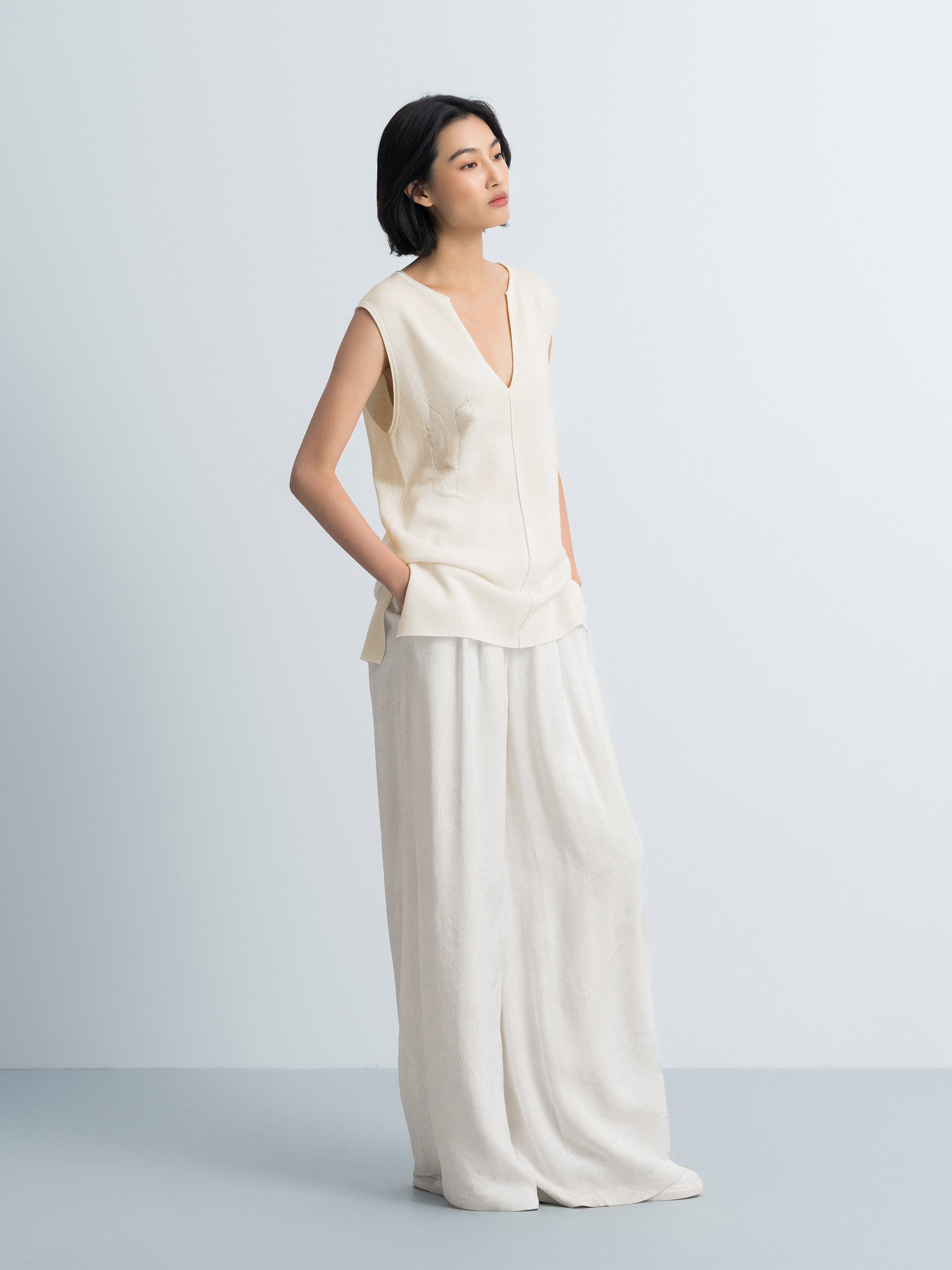 Cream White Cotton Acetate Floral Jacquard V-Neck Knit Vest