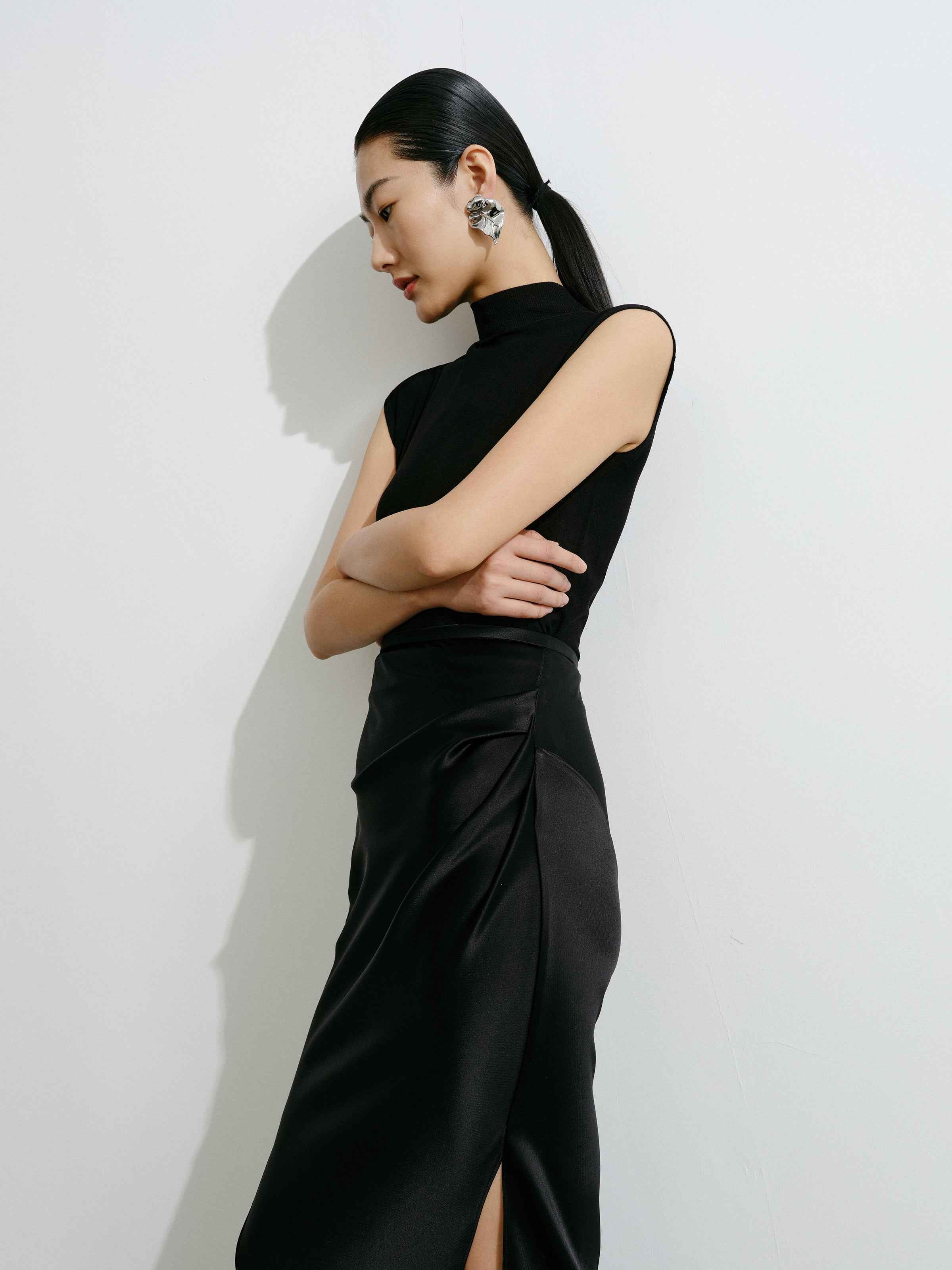 Black Viscose Nylon Seamless Ribbed Hem Slim Knit Pullover