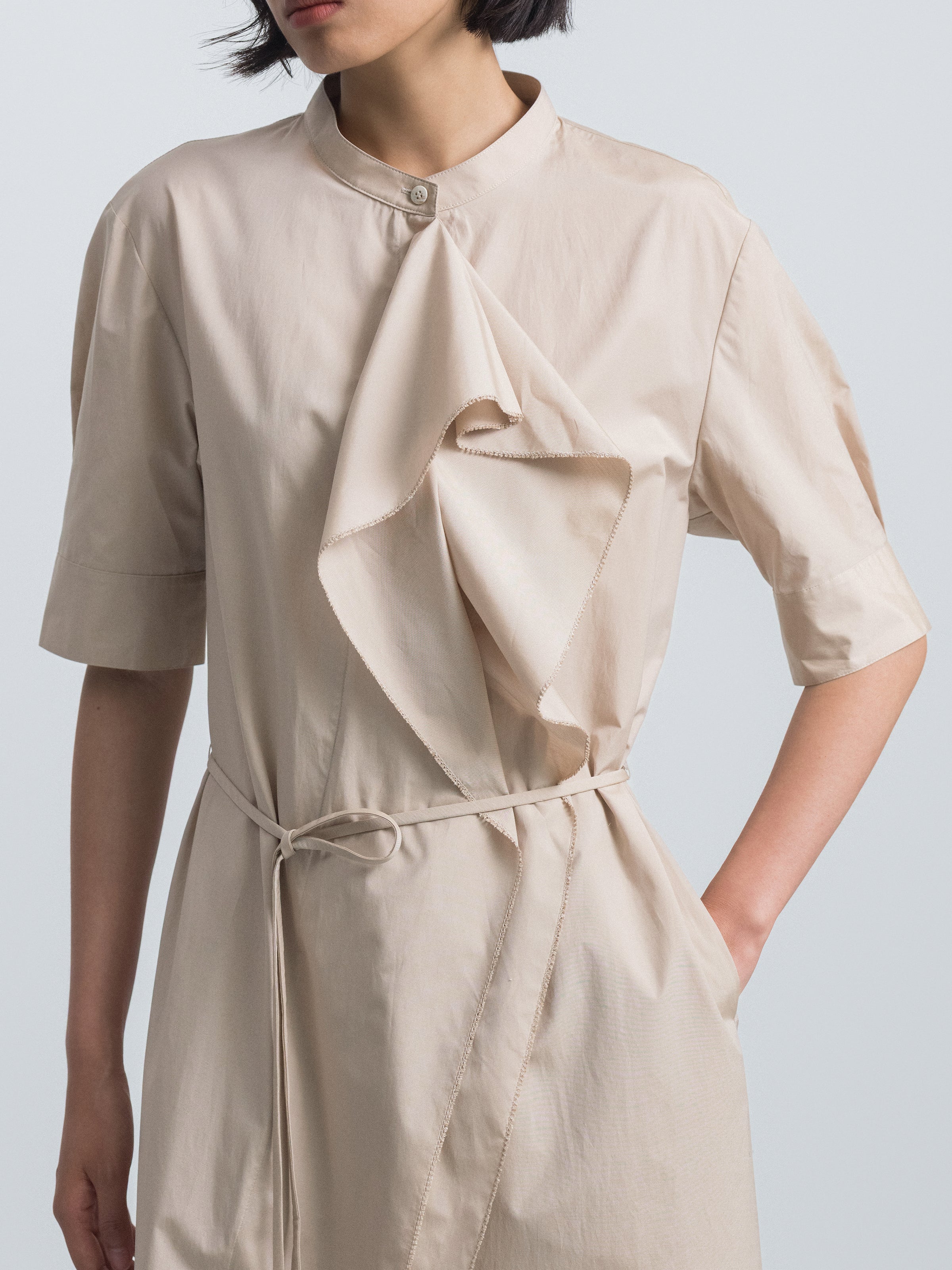 Robe chemise évasée à nouer au col en coton et polyester kaki clair
