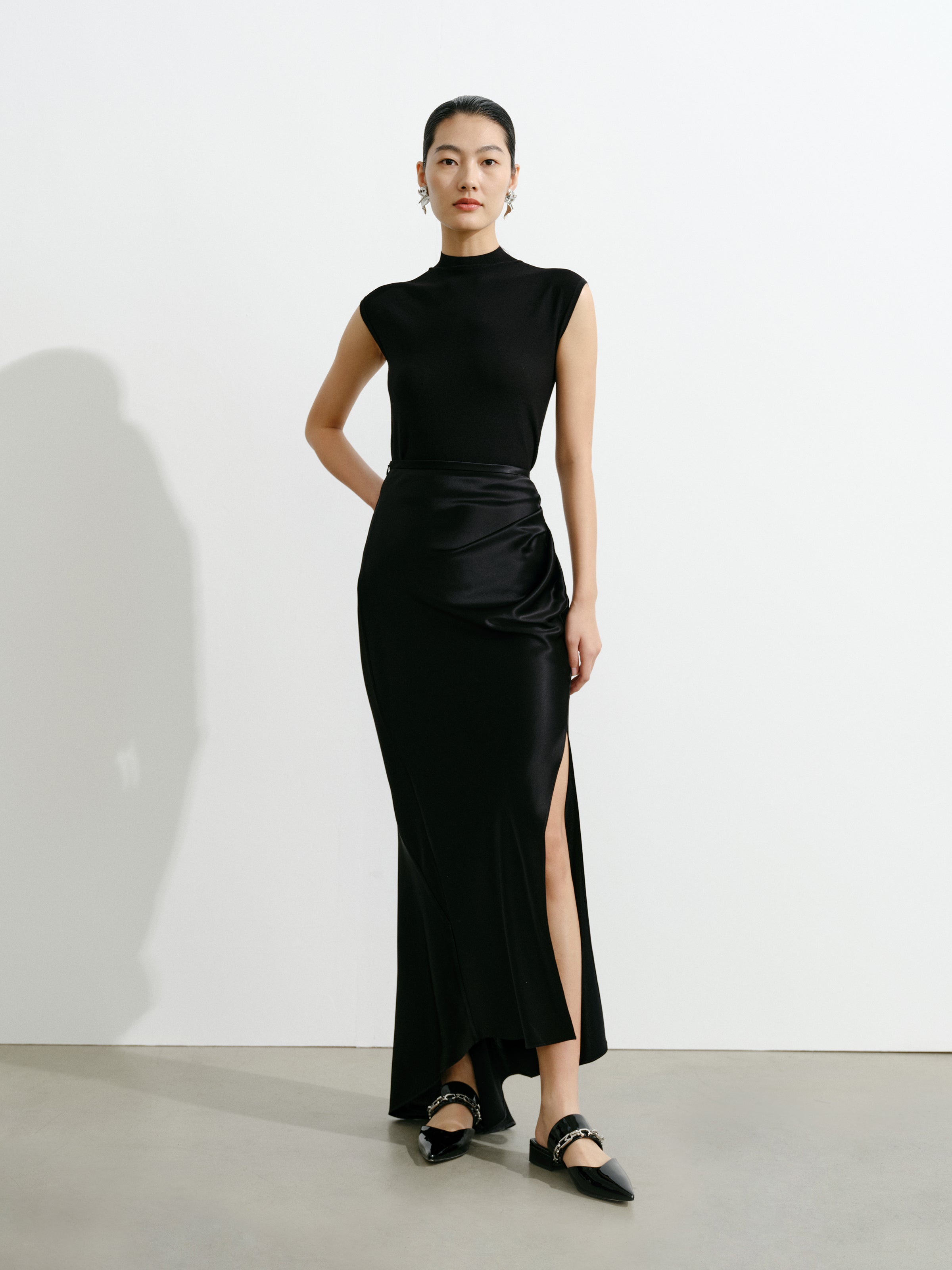 Black Viscose Nylon Seamless Ribbed Hem Slim Knit Pullover