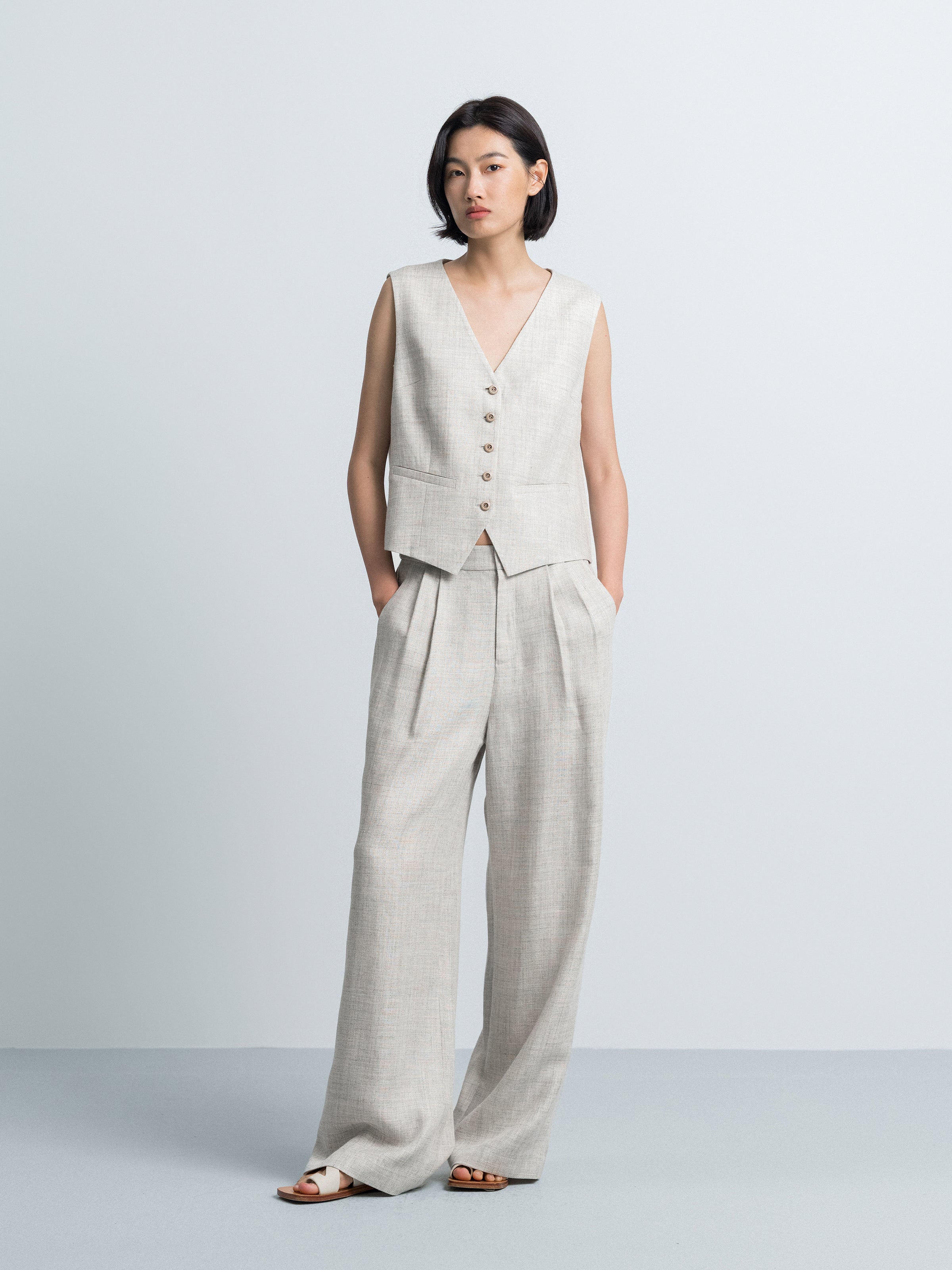 Gilet court col en V en lin et viscose gris clair