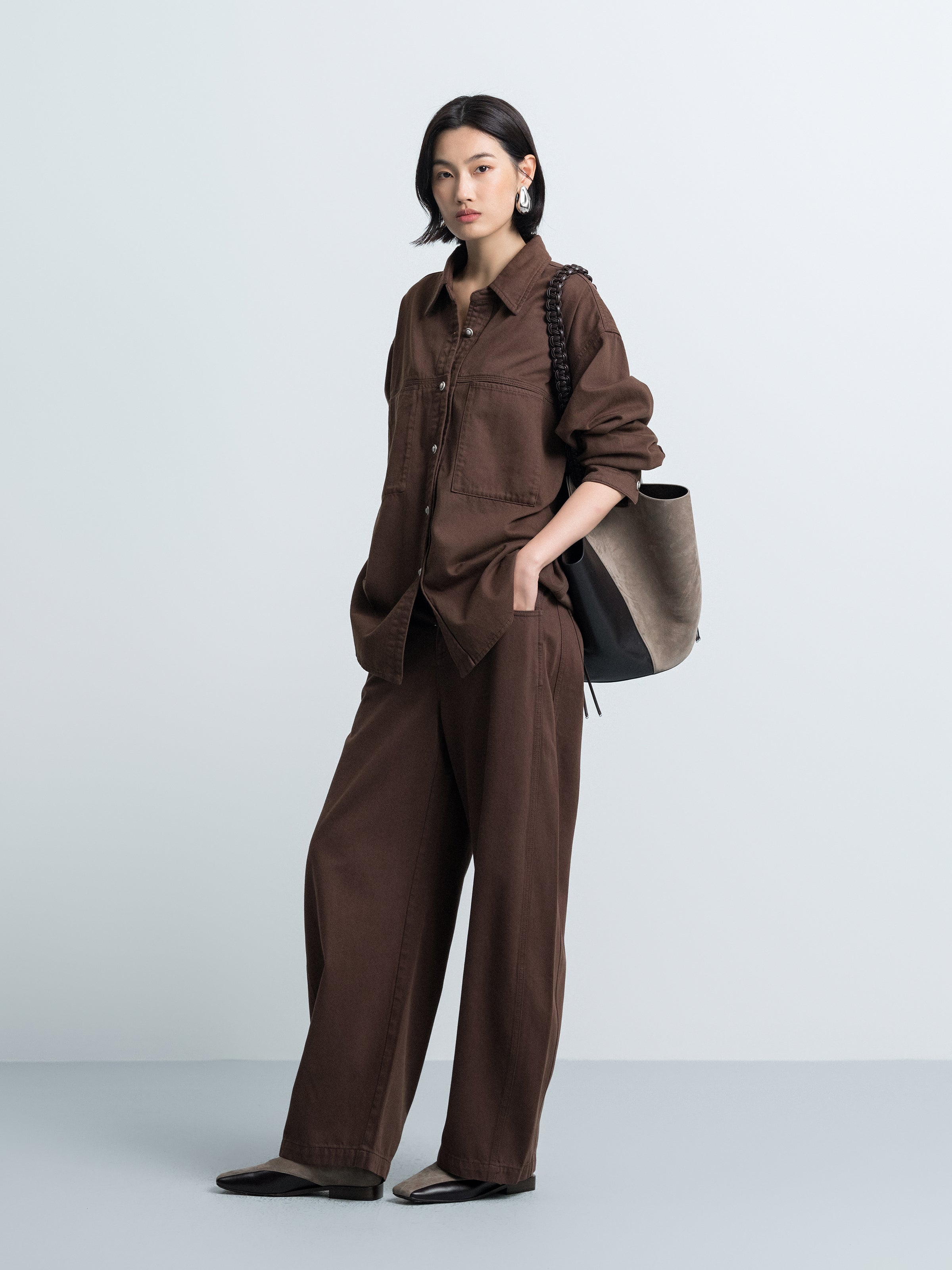 Coffee-brown curved barrel jeans with front pockets and wide straight legs