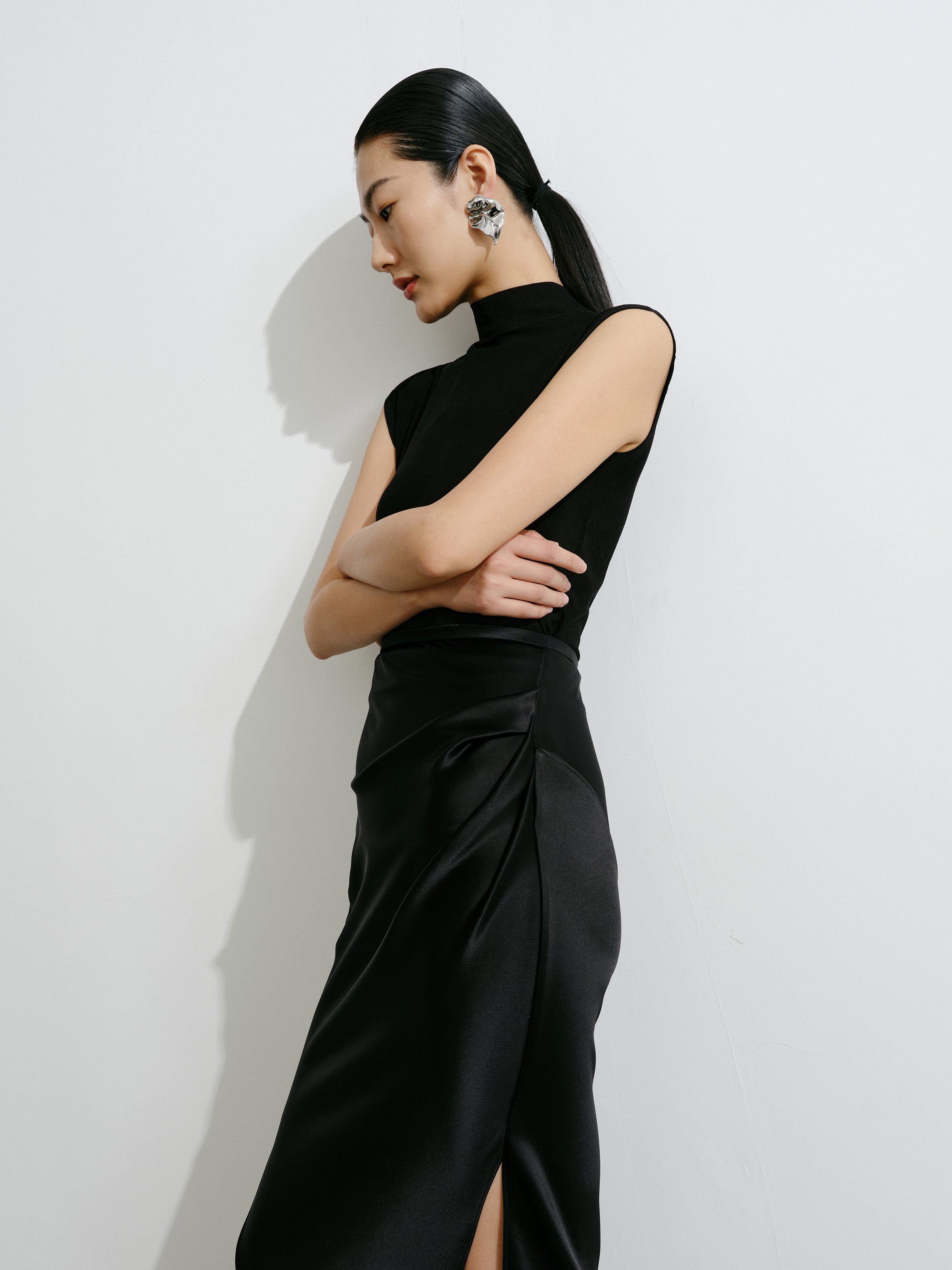 Black Viscose Nylon Seamless Ribbed Hem Slim Knit Pullover