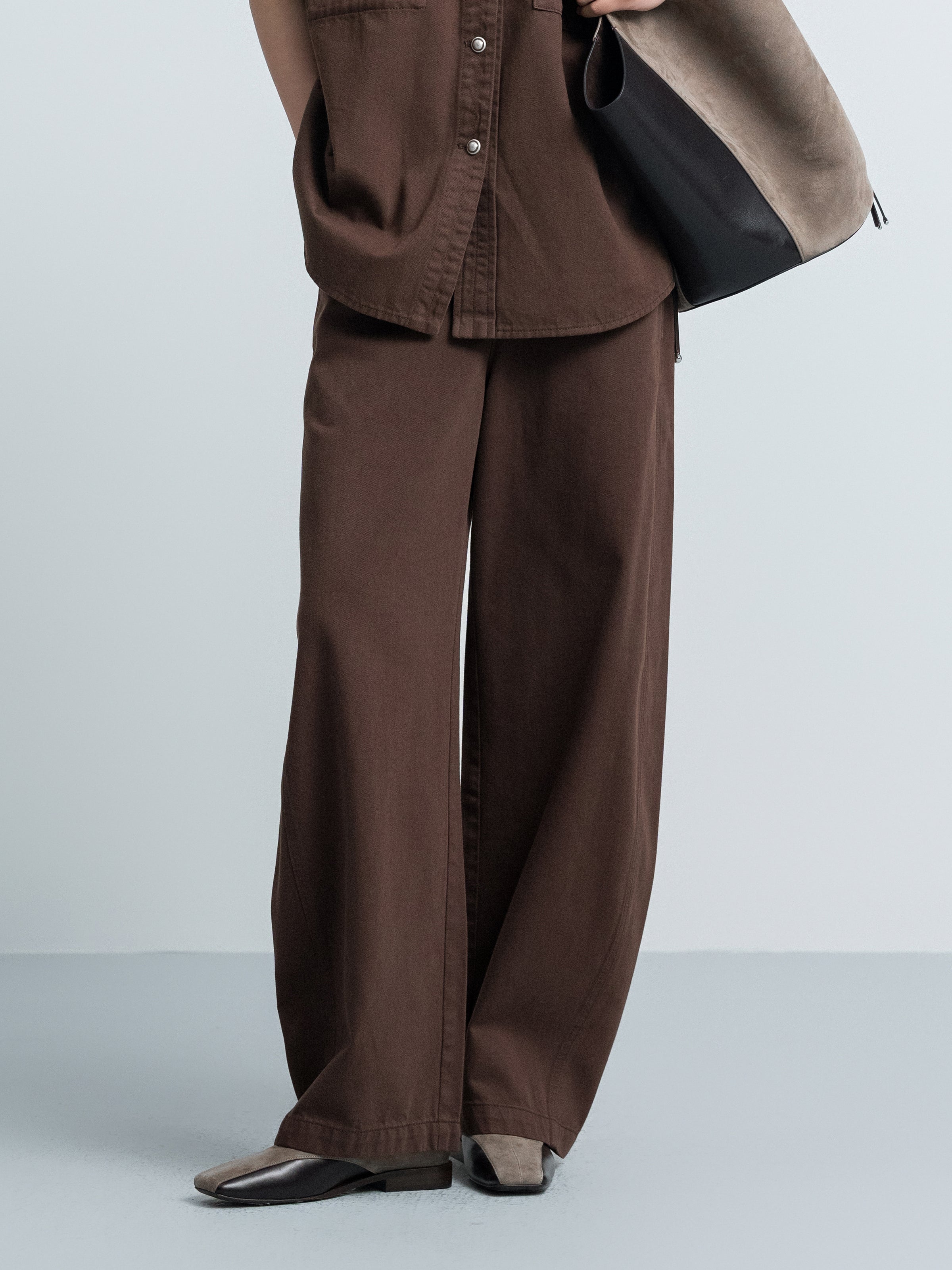 Coffee-brown wide-leg jeans with straight hem and front button placket